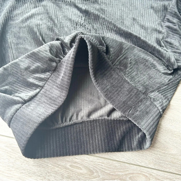 NWT Forever 21 Black Ribbed Velvet Cropped Top - Picture 11 of 14